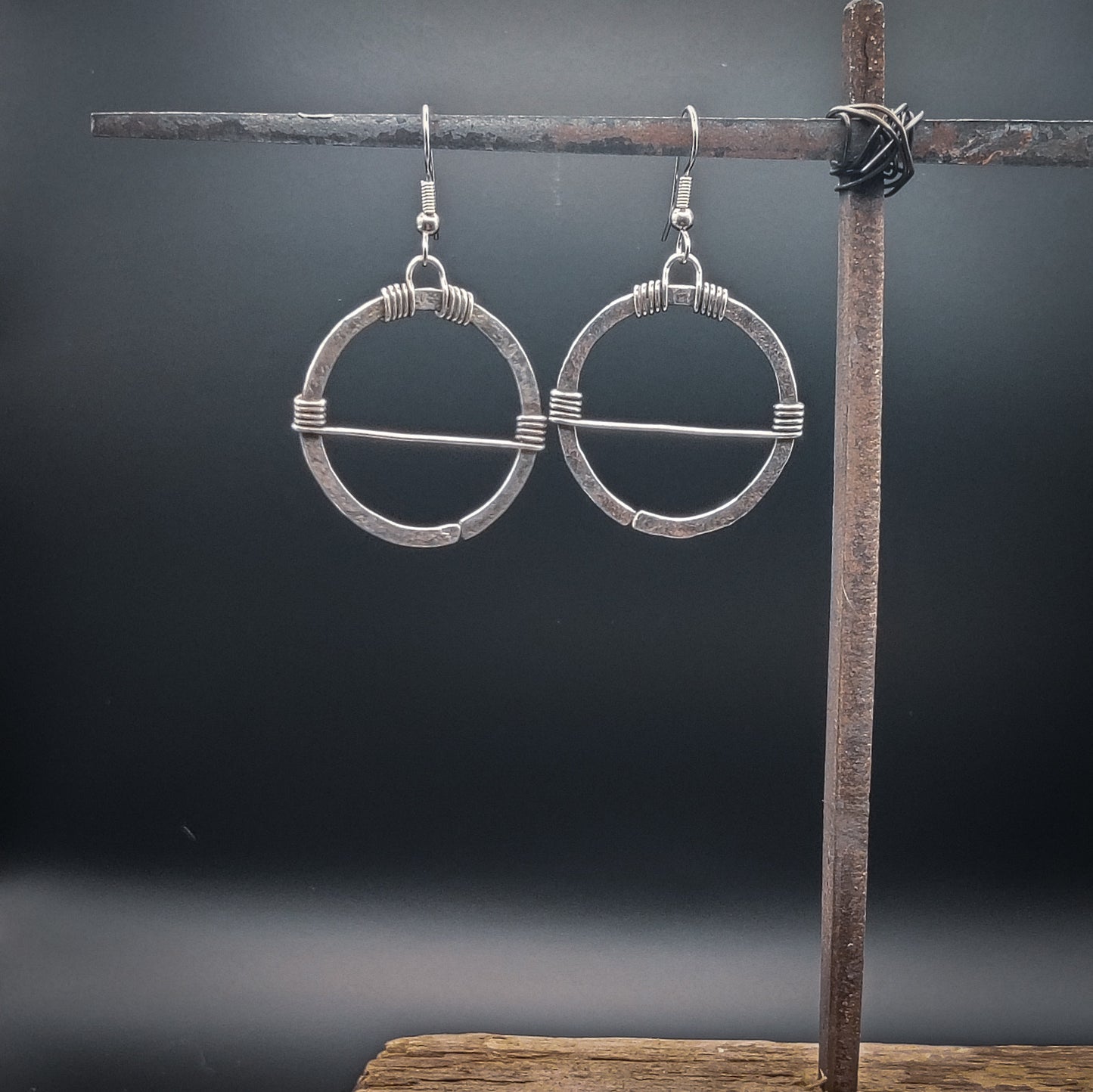 Nexus - Örhängen i Sterlingsilver med Lindad Detalj