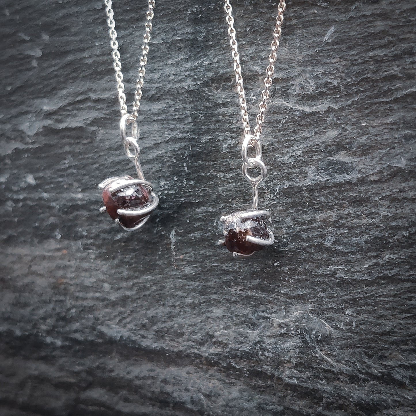 Magia - Halsband i Sterlingsilver med Rå Granat