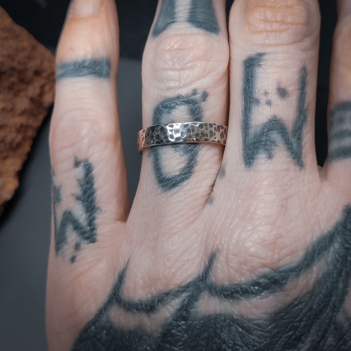 Crater - Ring i Sterlingsilver med Hamrad Textur