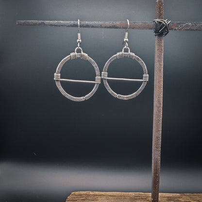 Nexus - Örhängen i Sterlingsilver med Lindad Detalj