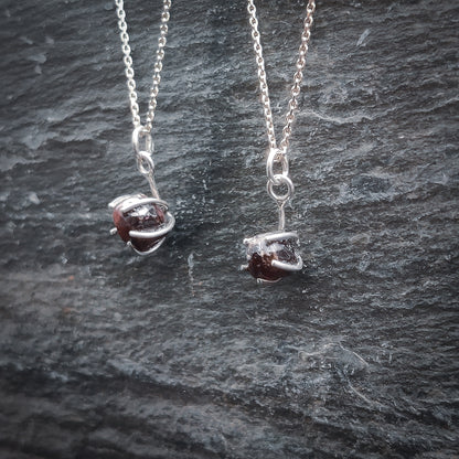 Magia - Halsband i Sterlingsilver med Rå Granat