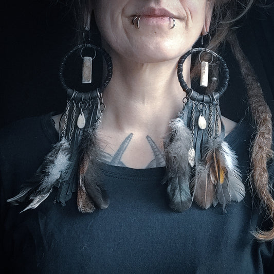 Skadi - Örhängen med Fjädrar, Ben och Naturmaterial