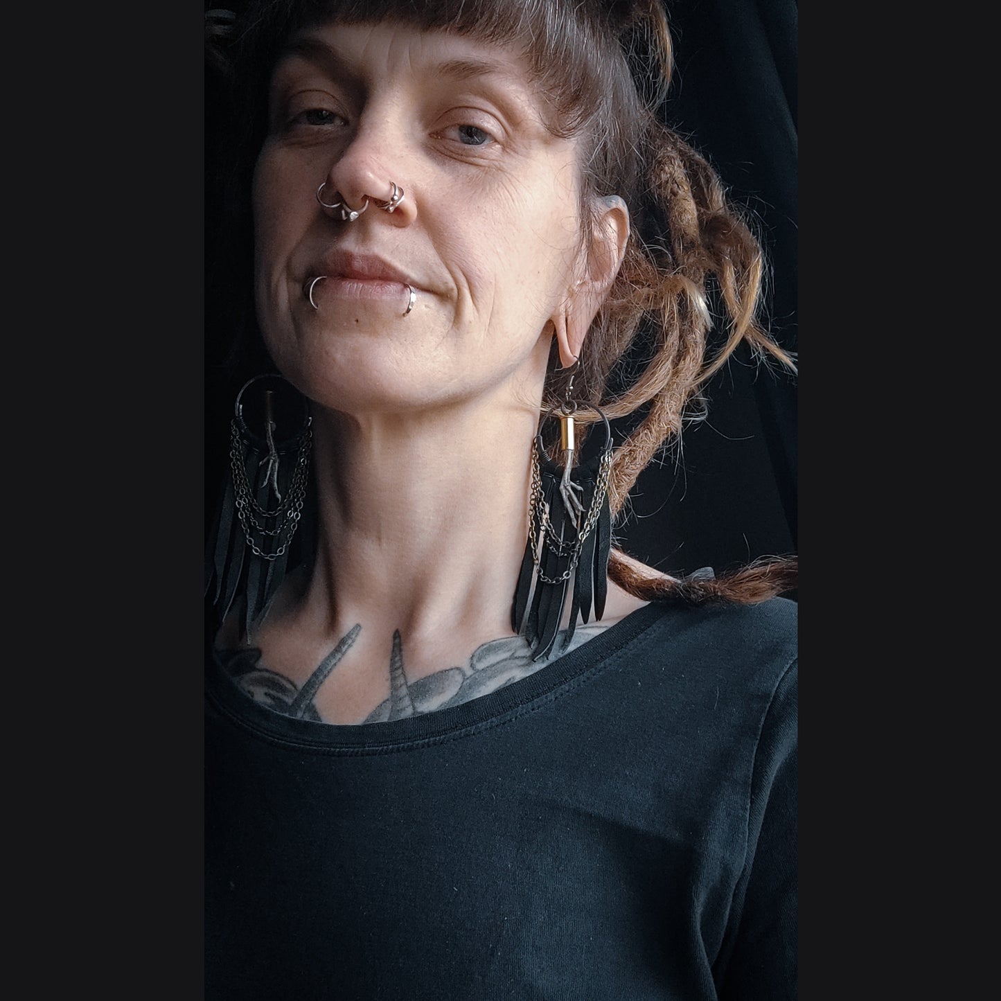 Avian - Örhängen med Fågelfötter, Kedjor och Läder