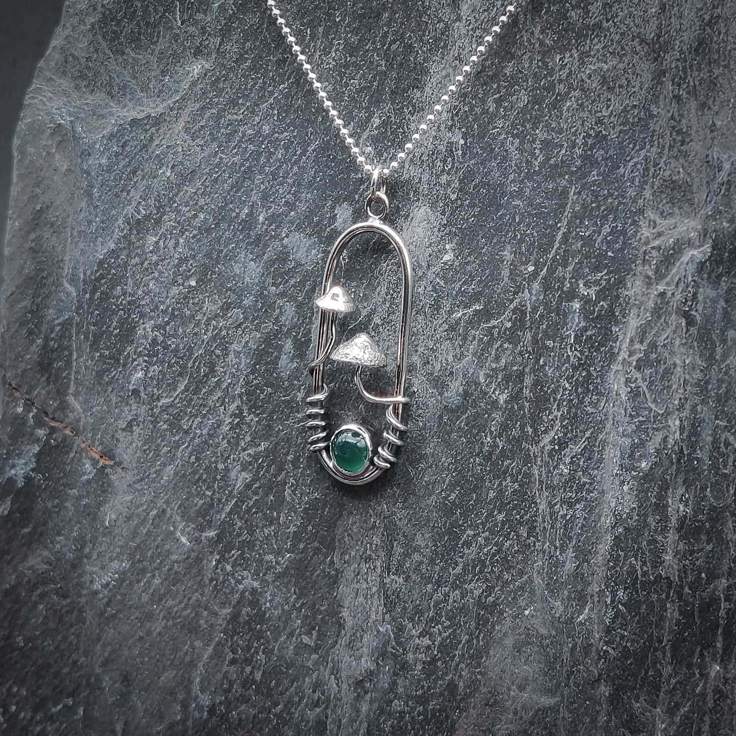 Spora - Halsband i Sterlingsilver med Ädelsten