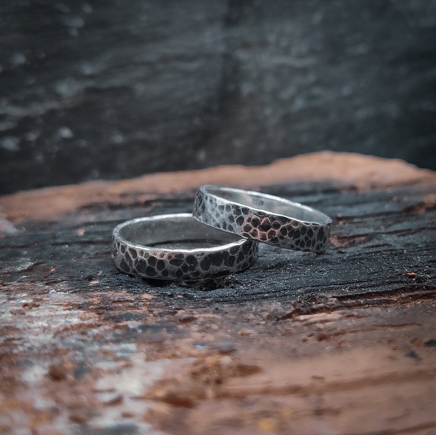 Crater - Ring i Sterlingsilver med Hamrad Textur