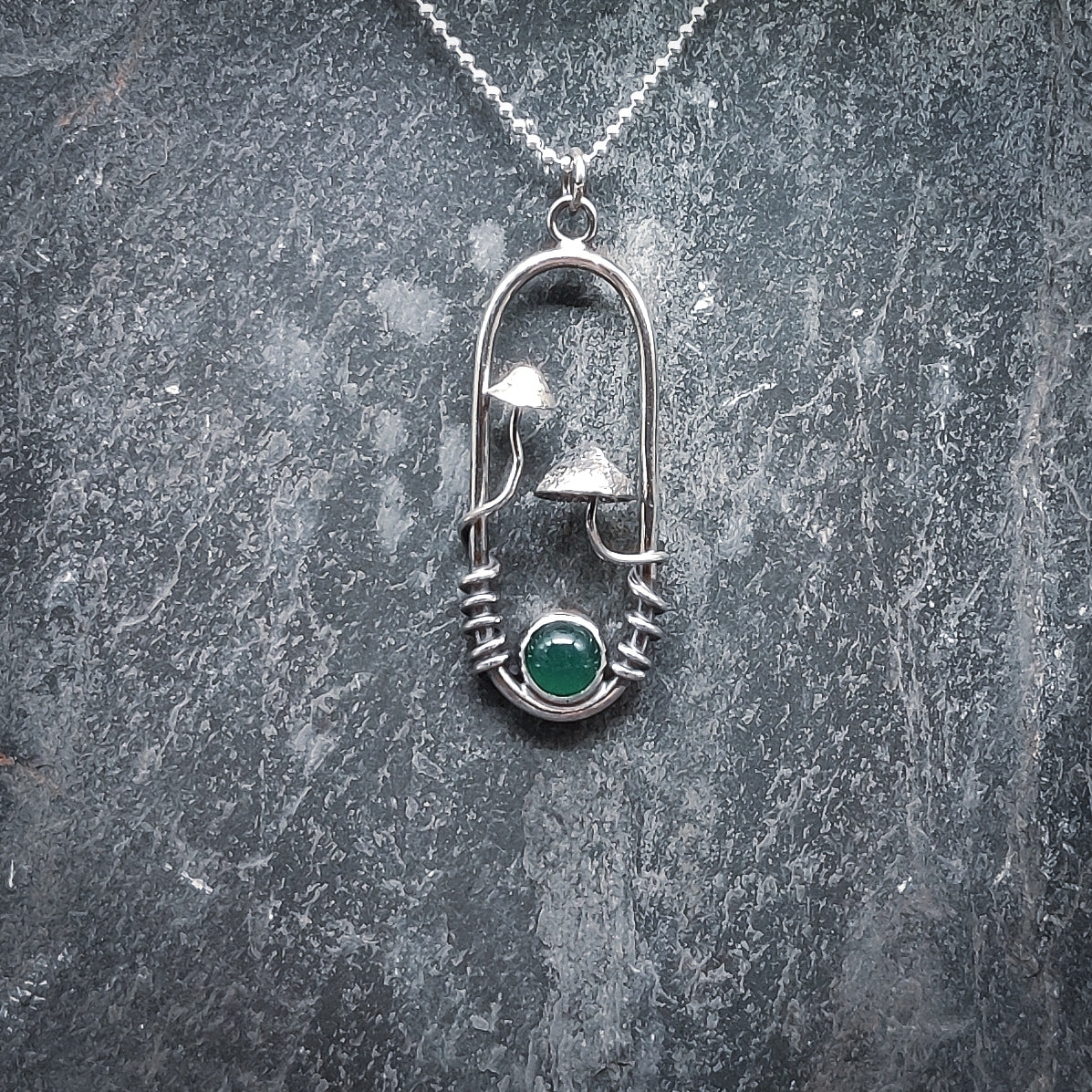 Spora - Halsband i Sterlingsilver med Ädelsten