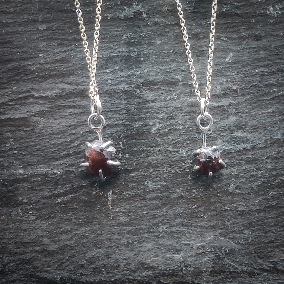 Magia - Halsband i Sterlingsilver med Rå Granat