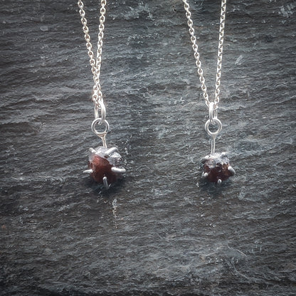 Magia - Halsband i Sterlingsilver med Rå Granat