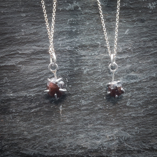Magia - Halsband i Sterlingsilver med Rå Granat