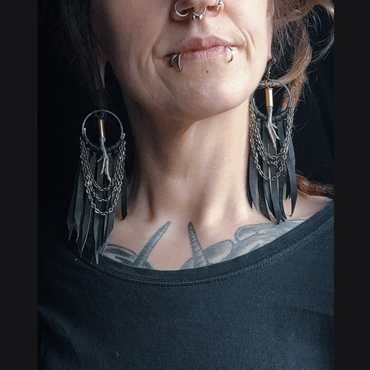 Avian - Örhängen med Fågelfötter, Kedjor och Läder