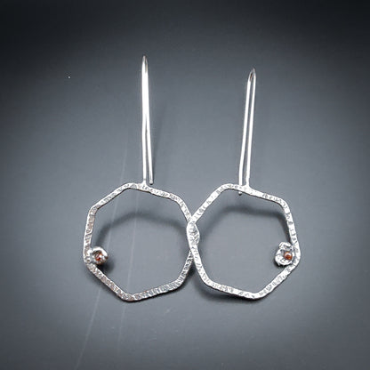 Octavia - Örhängen i Sterlingsilver med Texturerad Yta och Granat