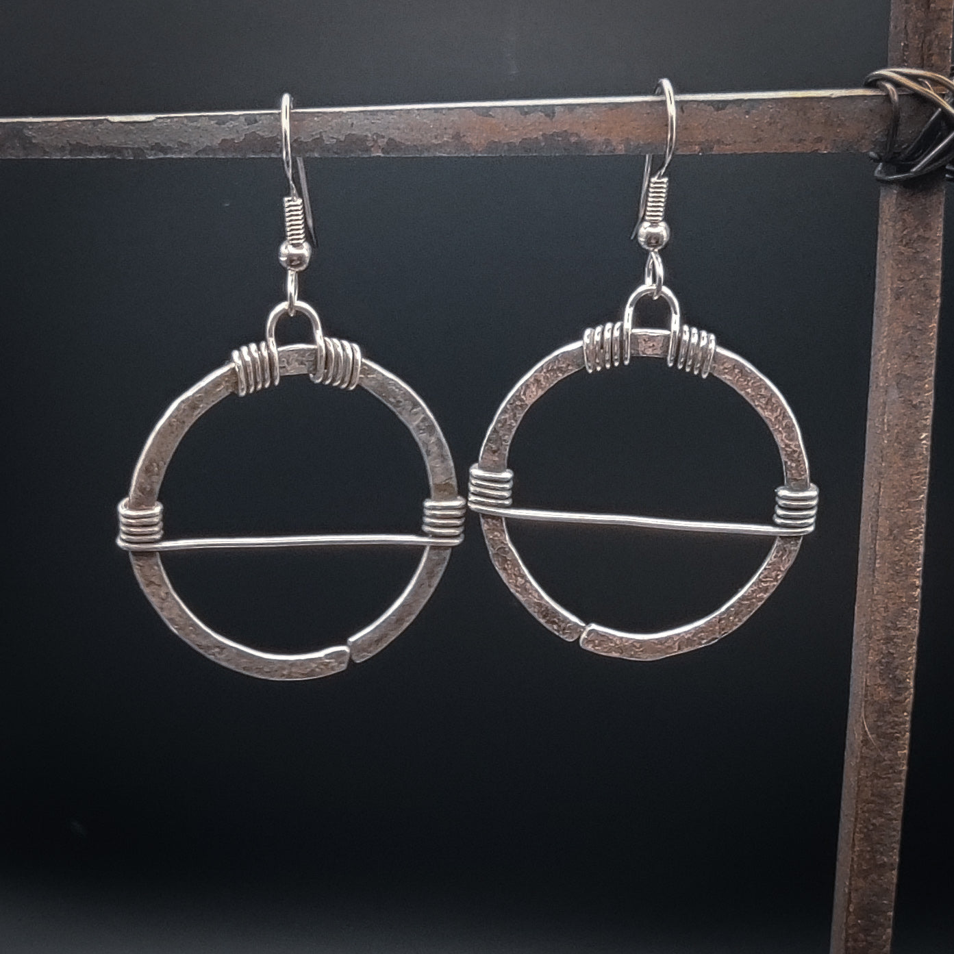 Nexus - Örhängen i Sterlingsilver med Lindad Detalj