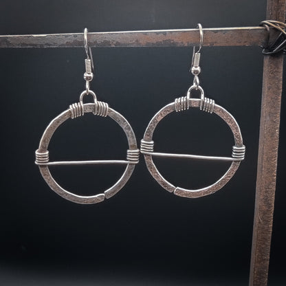 Nexus - Örhängen i Sterlingsilver med Lindad Detalj