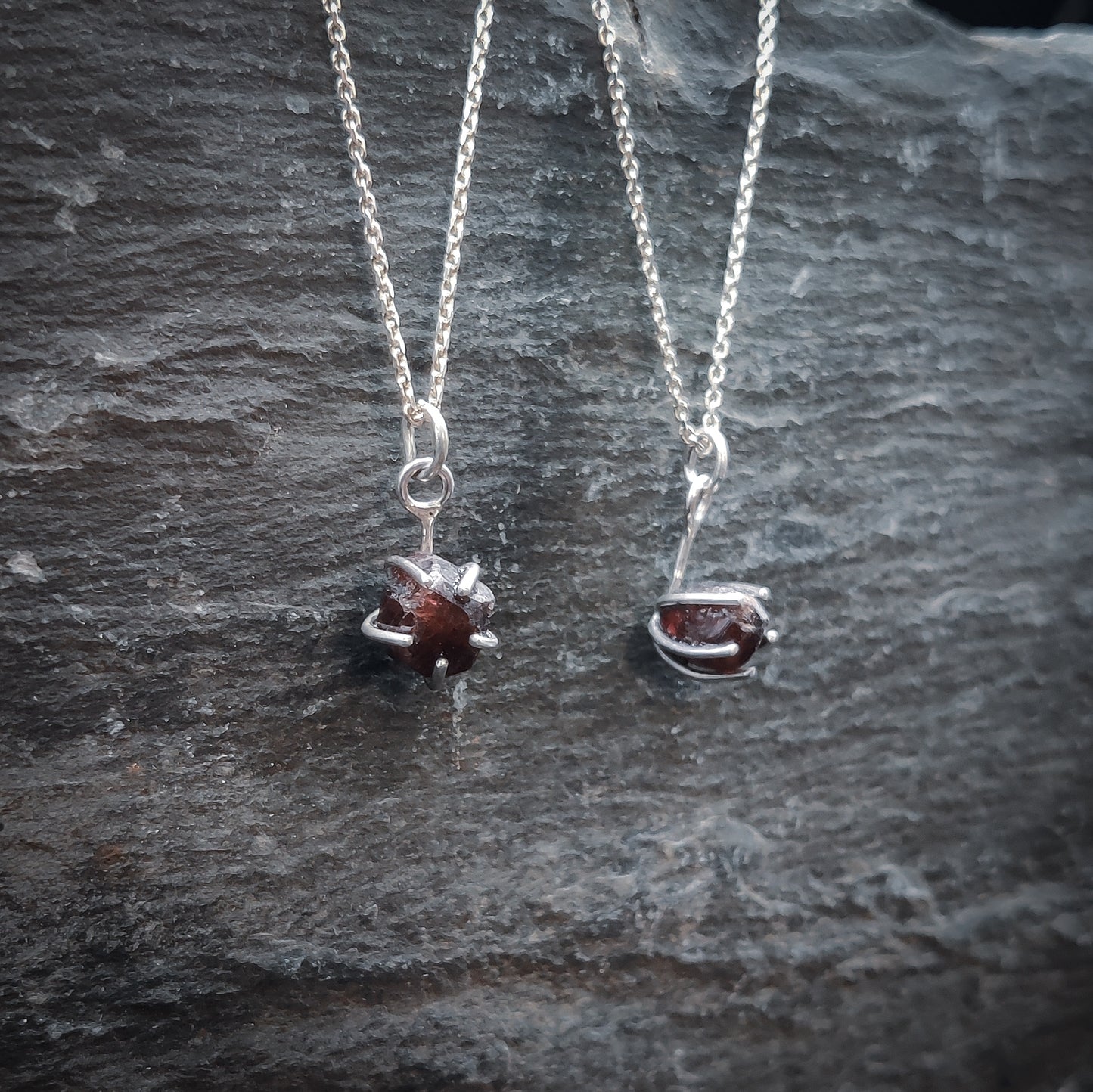 Magia - Halsband i Sterlingsilver med Rå Granat