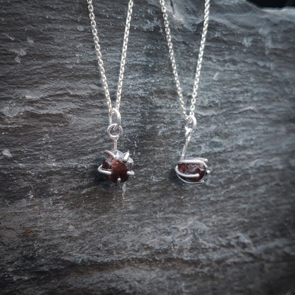 Magia - Halsband i Sterlingsilver med Rå Granat