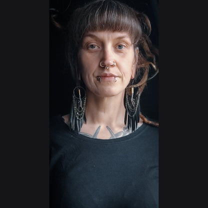 Avian - Örhängen med Fågelfötter, Kedjor och Läder