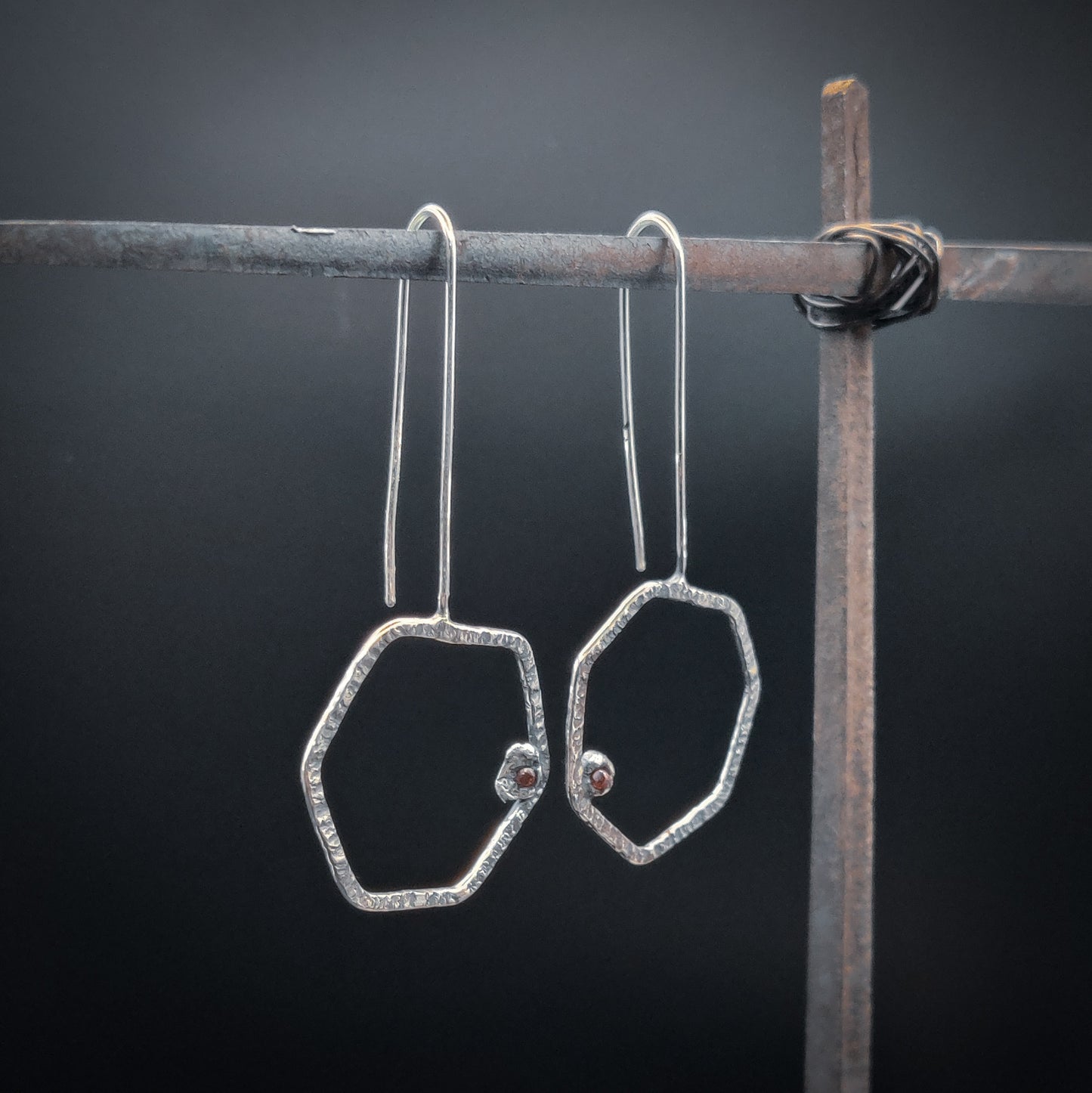 Octavia - Örhängen i Sterlingsilver med Texturerad Yta och Granat