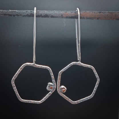 Octavia - Örhängen i Sterlingsilver med Texturerad Yta och Granat