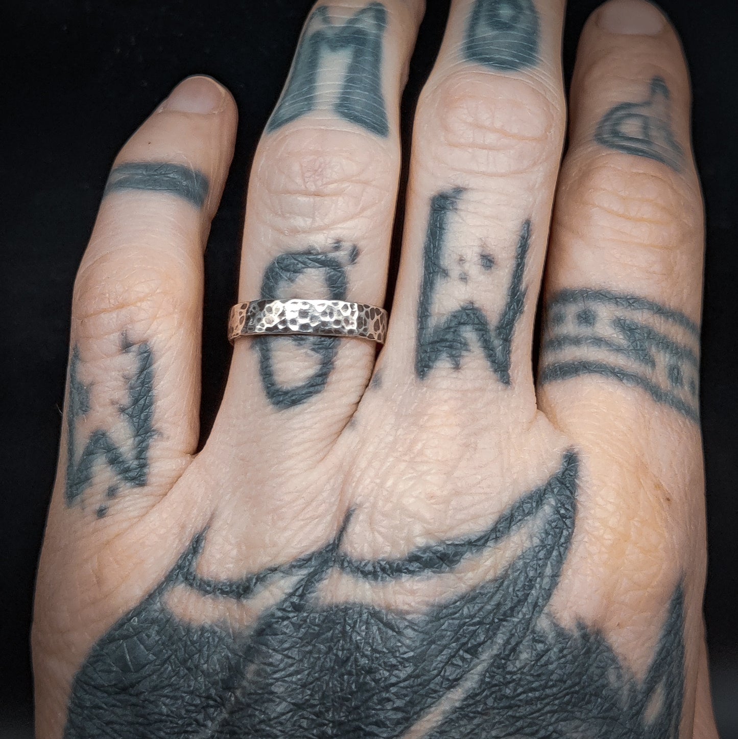 Crater - Ring i Sterlingsilver med Hamrad Textur