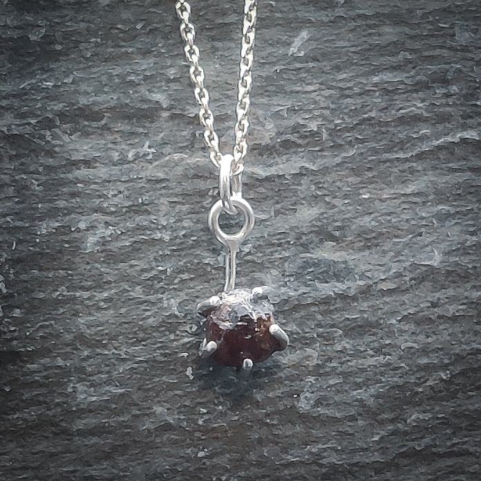 Magia - Halsband i Sterlingsilver med Rå Granat