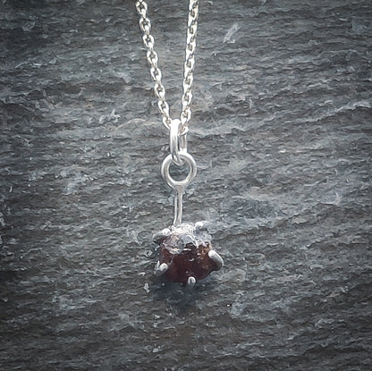 Magia - Halsband i Sterlingsilver med Rå Granat