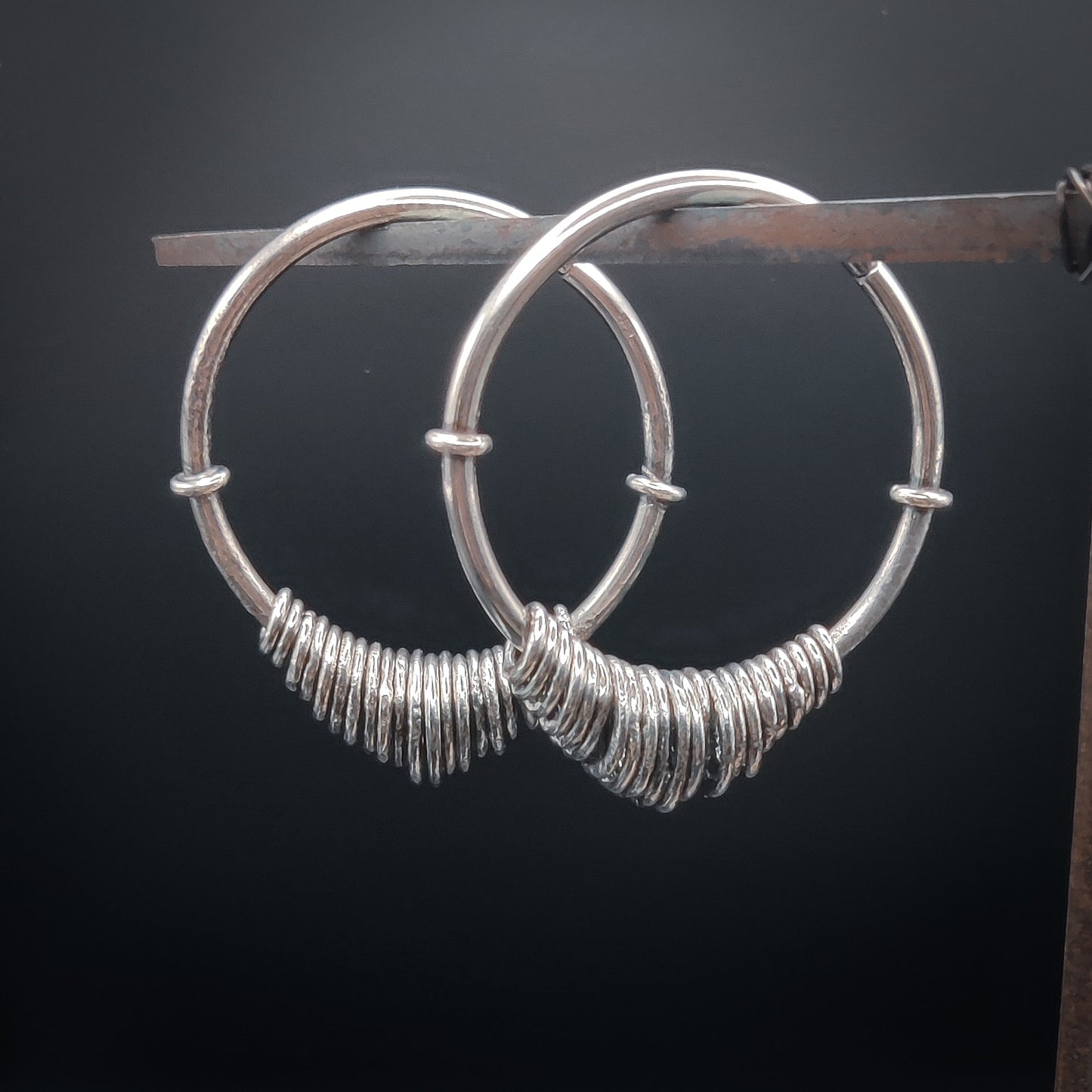 Atria - Creoler i Sterlingsilver med Lindad Detalj