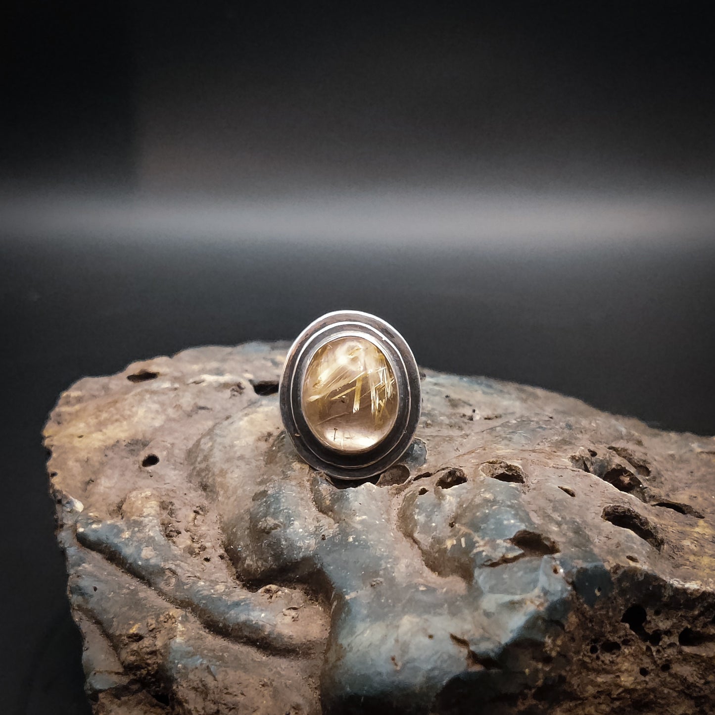 Unik Ring i Sterlingsilver med Guldrutil