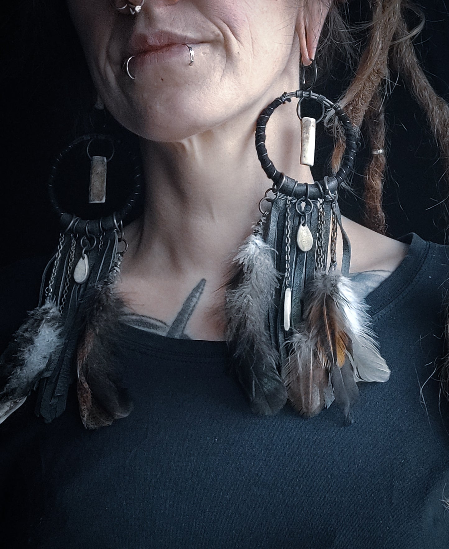 Skadi - Örhängen med Fjädrar, Ben och Naturmaterial