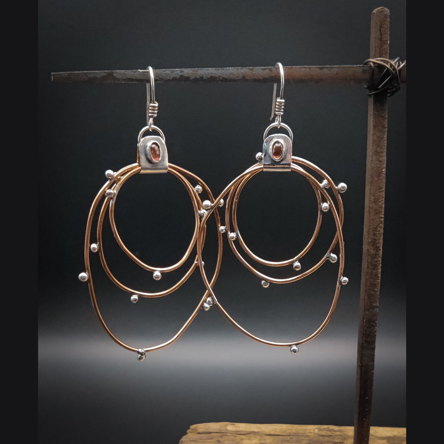 Lyra - Örhängen i Sterlingsilver och Koppar med Granat