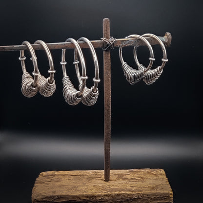 Atria - Creoler i Sterlingsilver med Lindad Detalj