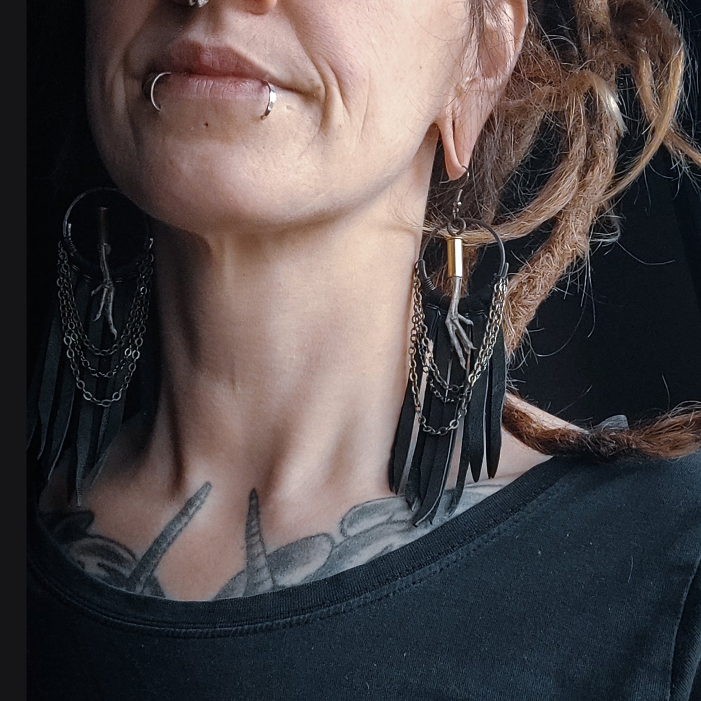 Avian - Örhängen med Fågelfötter, Kedjor och Läder