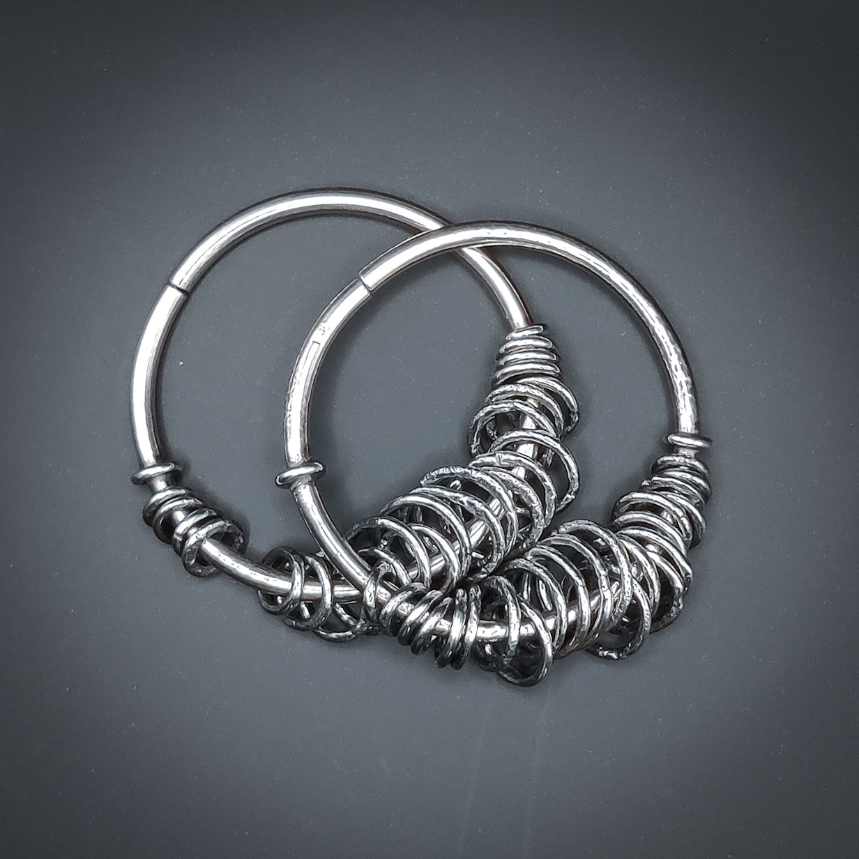 Atria - Creoler i Sterlingsilver med Lindad Detalj